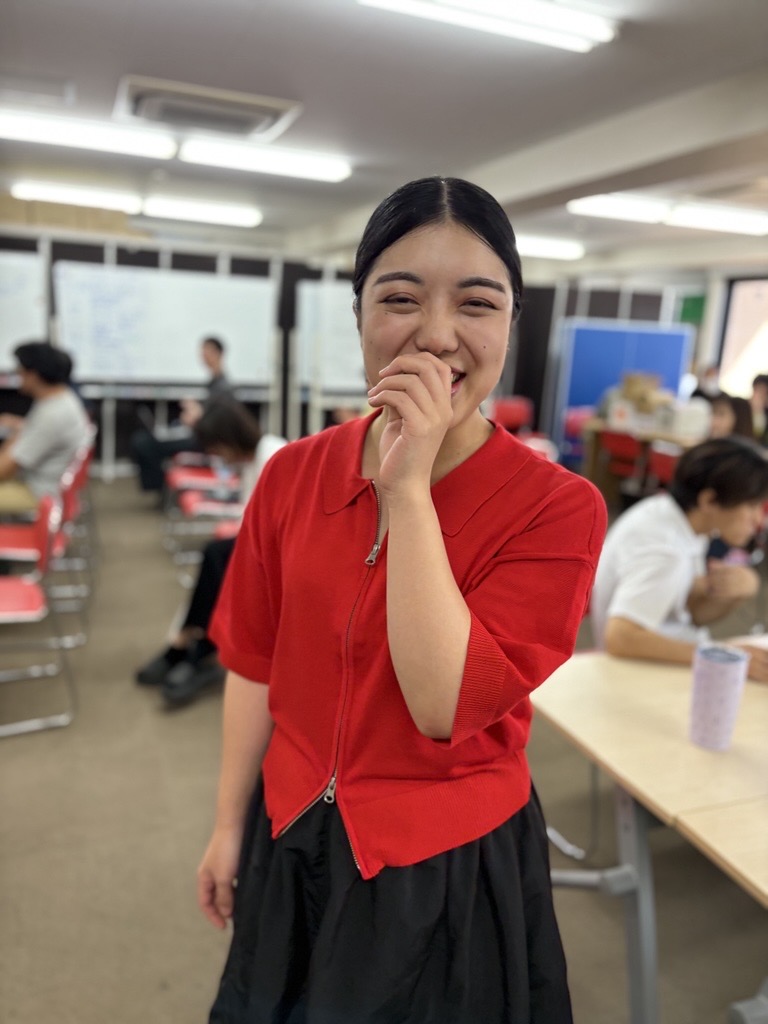 社員E